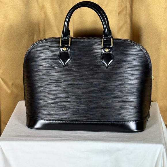 Louis Vuitton Alma Handbag in excellent preowned condition. - Picture 10 of 11